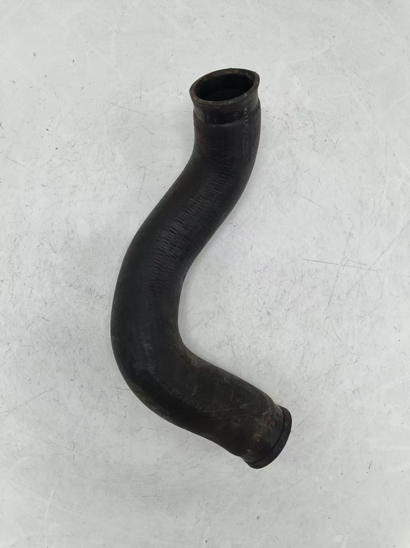 05-32501-000 Upper Radiator Coolant Hose for Freightliner DD15 DD16 NGC